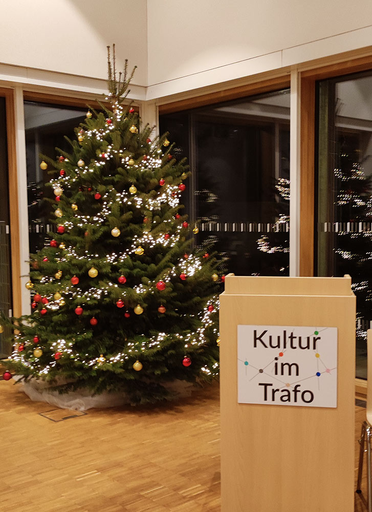 Wir wünschen allen eine angenehme Weihnachtszeit und ein fröhliches Fest.<br />
Der Vorstand des Vereins für Stadtteilkultur Neuhausen-Nymphenburg und das Team von Kultur im Trafo.<br />

